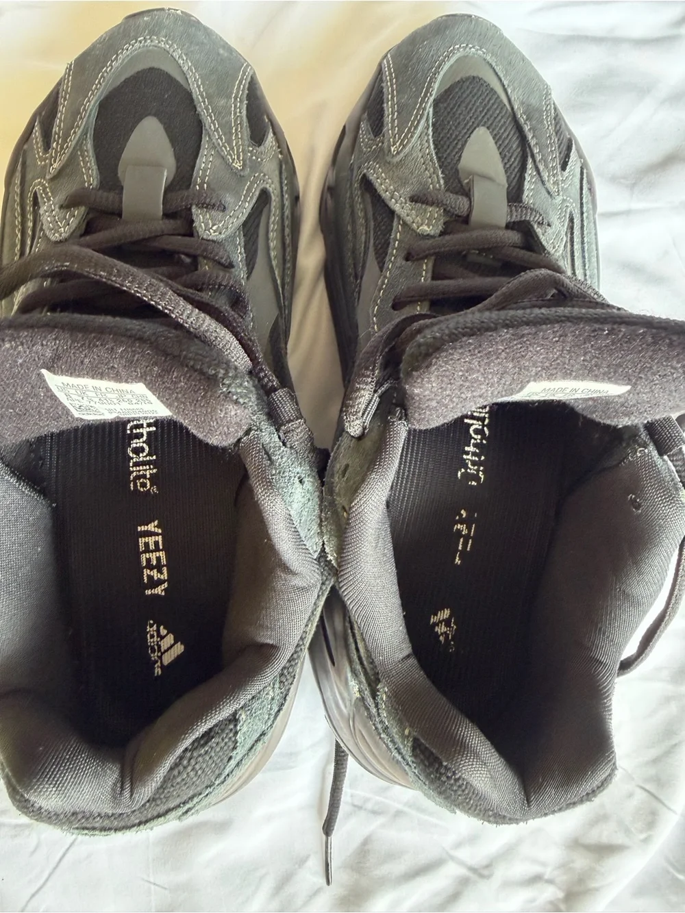Adidas Yeezy Boost 700 v2 - Vanta